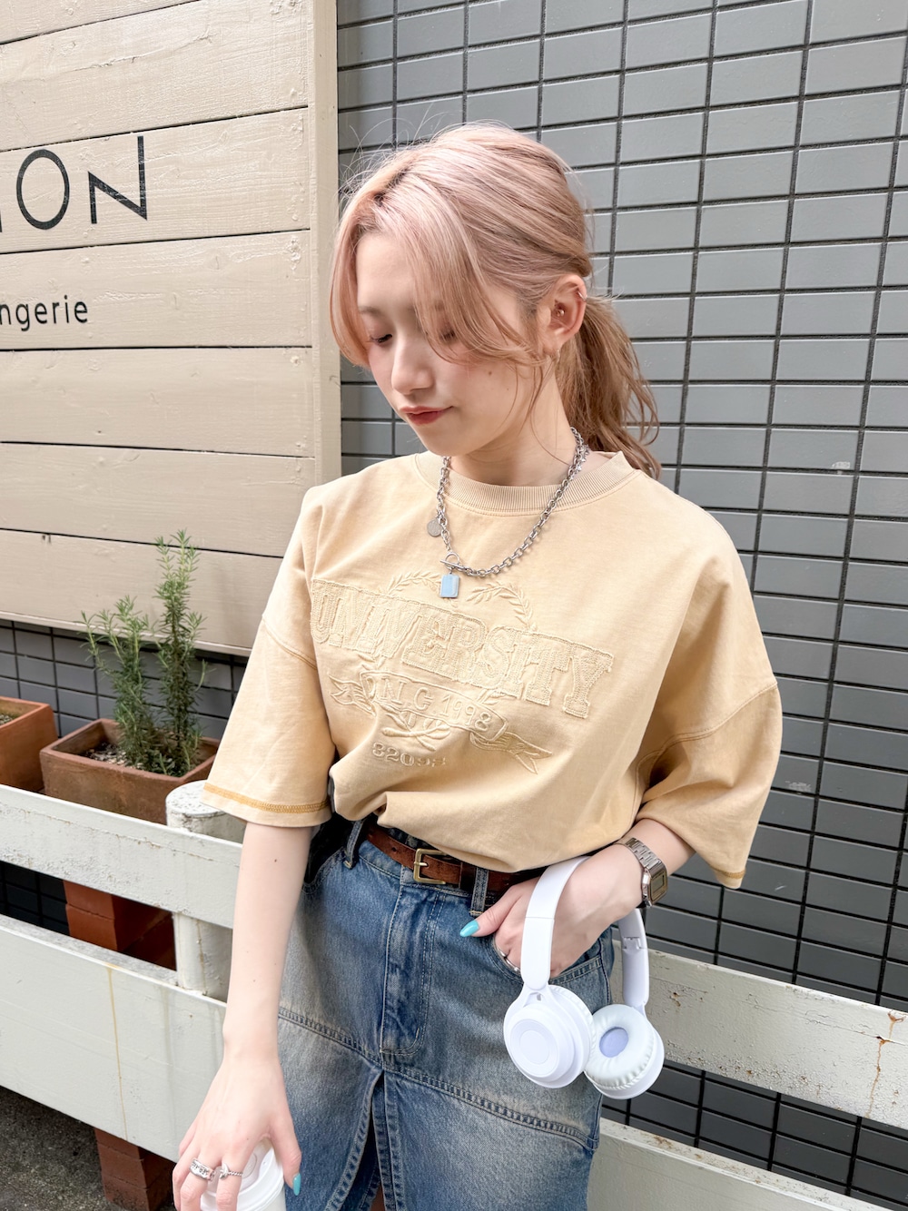 「DOUBLE NAMEのUSED加工パッチワークTEE（Tシャツ/カットソー、ベージュ系）」を使った、Tamaさん（骨格ストレート・レディース・156cm）の春コーディネートの1枚目の写真