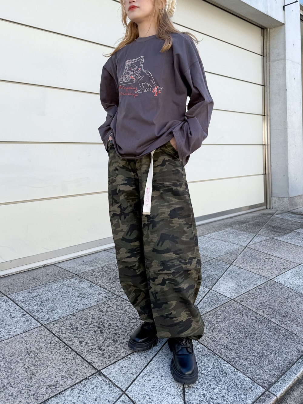 「古着MIX、スポーツミックス、迷彩、迷彩柄、迷彩パンツ、迷彩コーデ、恐竜、恐竜コーデ、恐竜Tシャツ、恐竜大好き」｜「DOUBLE NAMEのMAKE UP恐竜刺しゅうロンTEE（Tシャツ/カットソー、ブラック系）」を使った、Tamaさん（骨格ストレート・レディース・156cm）の春コーディネートの1枚目の写真