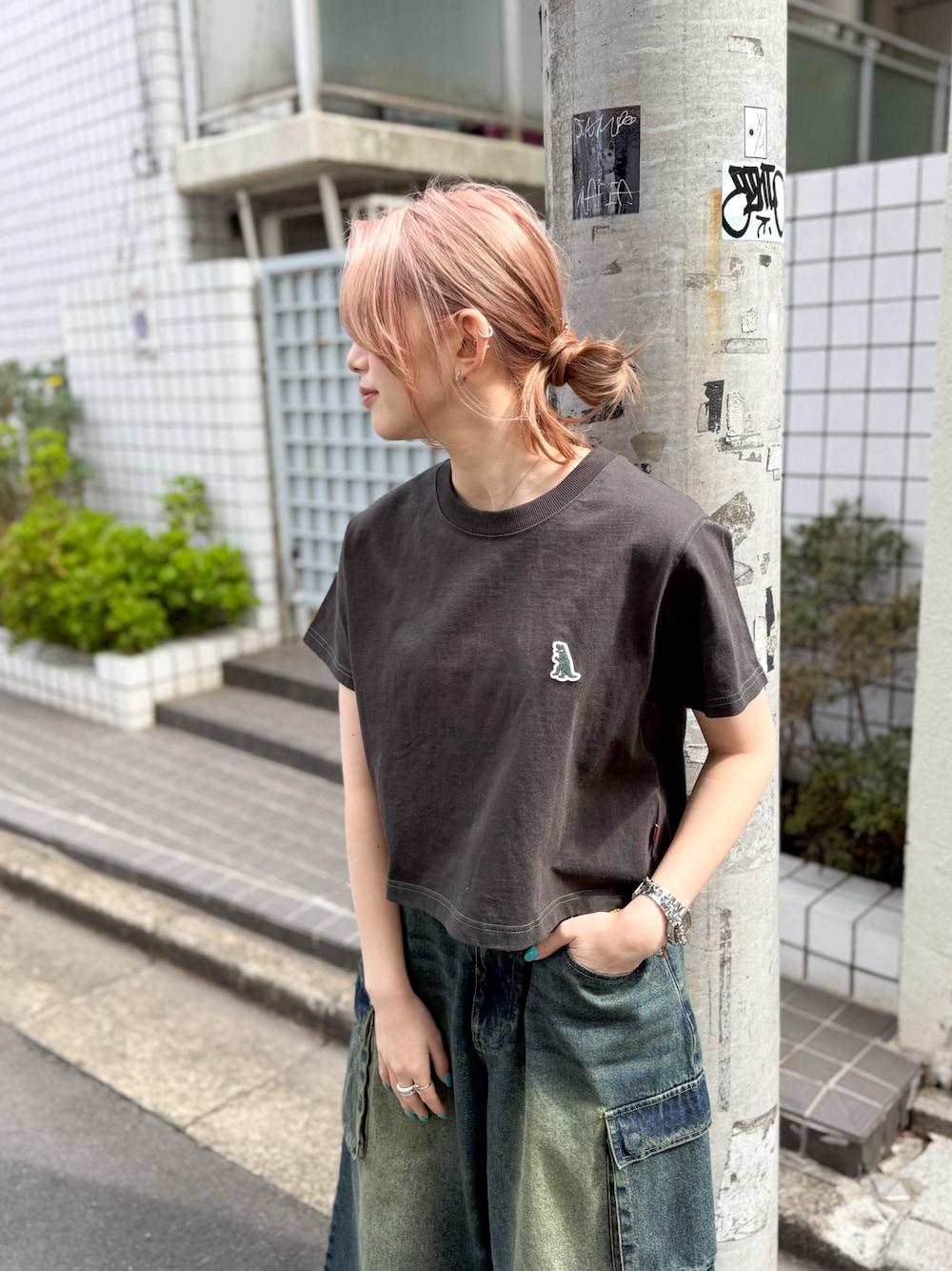 「DOUBLE NAMEの【m:rex】ミニ恐竜ワッペンコンパクトTEE（Tシャツ/カットソー、ブラック系）」を使った、Tamaさん（骨格ストレート・レディース・156cm）の春コーディネートの1枚目の写真