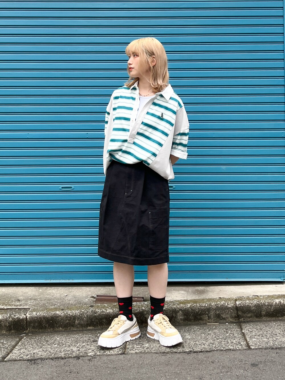 「おでかけコーデ、ダブルネーム、Double name、ポロシャツ、ボーダー、スカート、ミニスカート、骨格ストレート、カジュアル、ストリート」｜「DOUBLE NAMEの【m:rex】ミニ恐竜ワッペン ラガーＴＥＥ/ユニセックス（Tシャツ/カットソー、ホワイト系）」を使った、Tamaさん（骨格ストレート・レディース・156cm）の春コーディネートの1枚目の写真