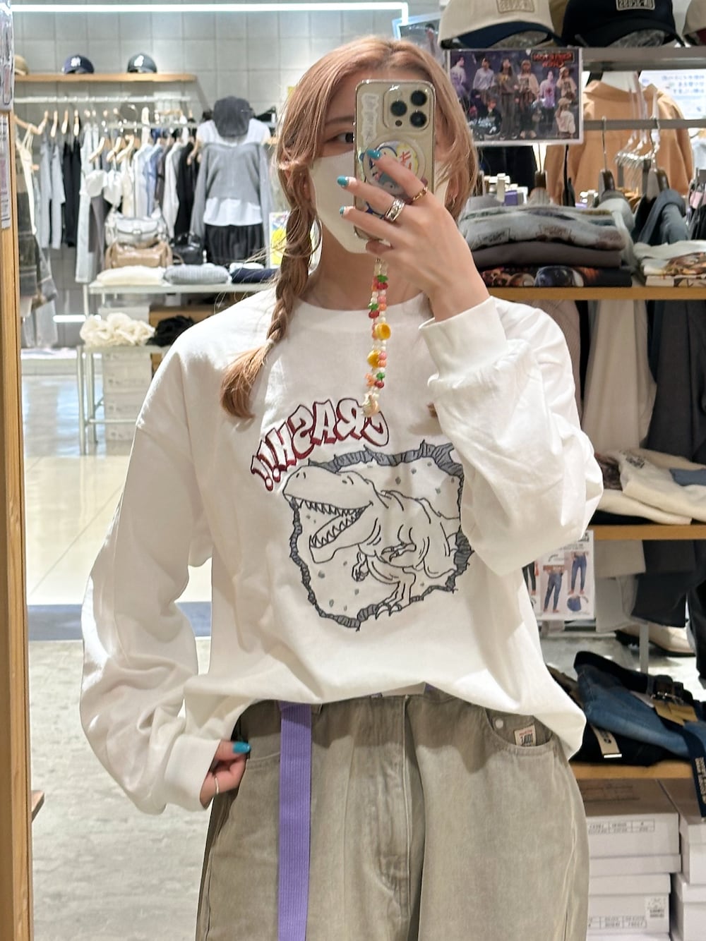 「DOUBLE NAMEのCRASH!!恐竜ロンTEE（Tシャツ/カットソー、ホワイト系）」を使った、Tamaさん（レディース・156cm）の春コーディネートの1枚目の写真
