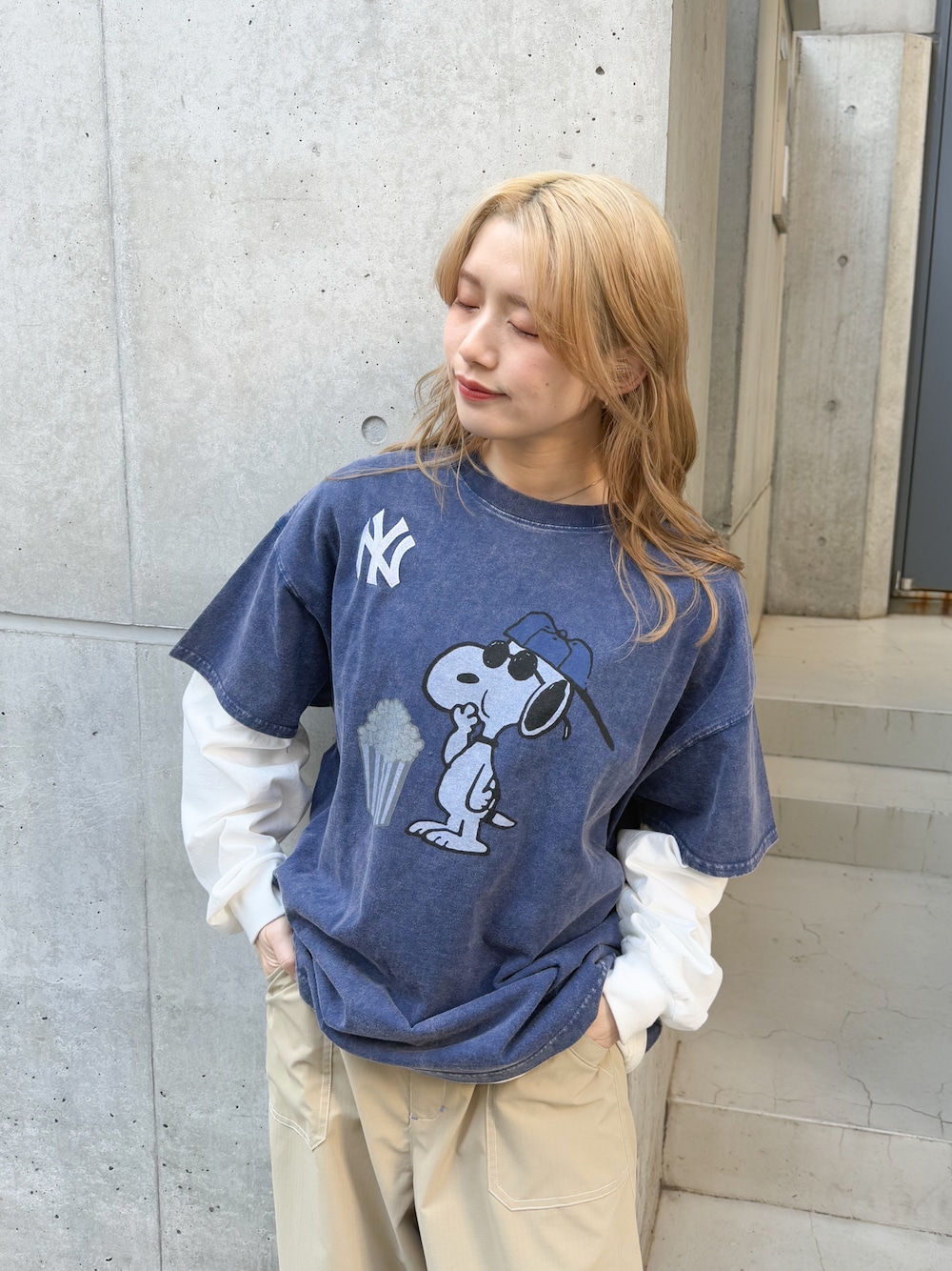 「DOUBLE NAMEのMLB×PEANUTSコラボ POPCORN BIG TEE/ドジャース・ヤンキース・カブス・パドレス・メッツ/ユニセックス（Tシャツ/カットソー、ブルー系）」を使った、Tamaさん（レディース・156cm）の春コーディネートの1枚目の写真