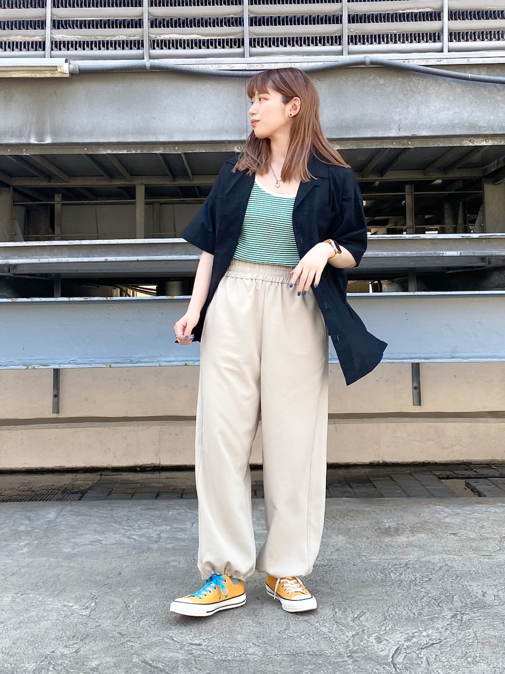 「ジョガーパンツ、タンクトップ、ボーダー、ボーイッシュ、夏コーデ、ゆったりコーデ、だぼだぼ、だぼゆる、新宿、新宿ルミネエスト、インスタフォローしてね！、休日スタイル、Double name、ダブルネーム、シアーシャツ」｜「CONVERSEのアイテム（シューズ、イエロー系）」を使った、Tamaさん（レディース・157cm）の春コーディネートの1枚目の写真