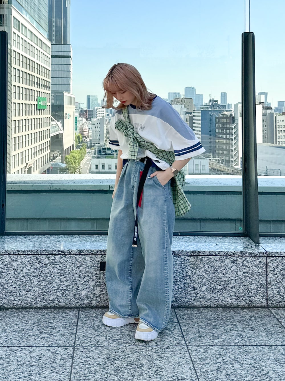 「春服コーデ、ダブルネーム、Double name、DOUBLE NAME、スニーカー、デニム、古着コーデ」｜「DOUBLE NAMEの箔プリントナンバリングフットボールＴＥＥ（Tシャツ/カットソー、ホワイト系）」を使った、Tamaさん（骨格ストレート・レディース・156cm）の春コーディネートの1枚目の写真