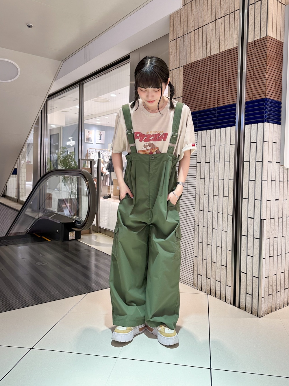「オーバーオール、フィッシャーマンパンツ、ダブルネーム、Double name、古着MIX、古着カジュアル、古着Tシャツ」｜「DOUBLE NAMEのリップストップフィッシャーマンパンツ（その他パンツ、グリーン系）」を使った、Tamaさん（骨格ストレート・レディース・156cm）の夏コーディネートの1枚目の写真