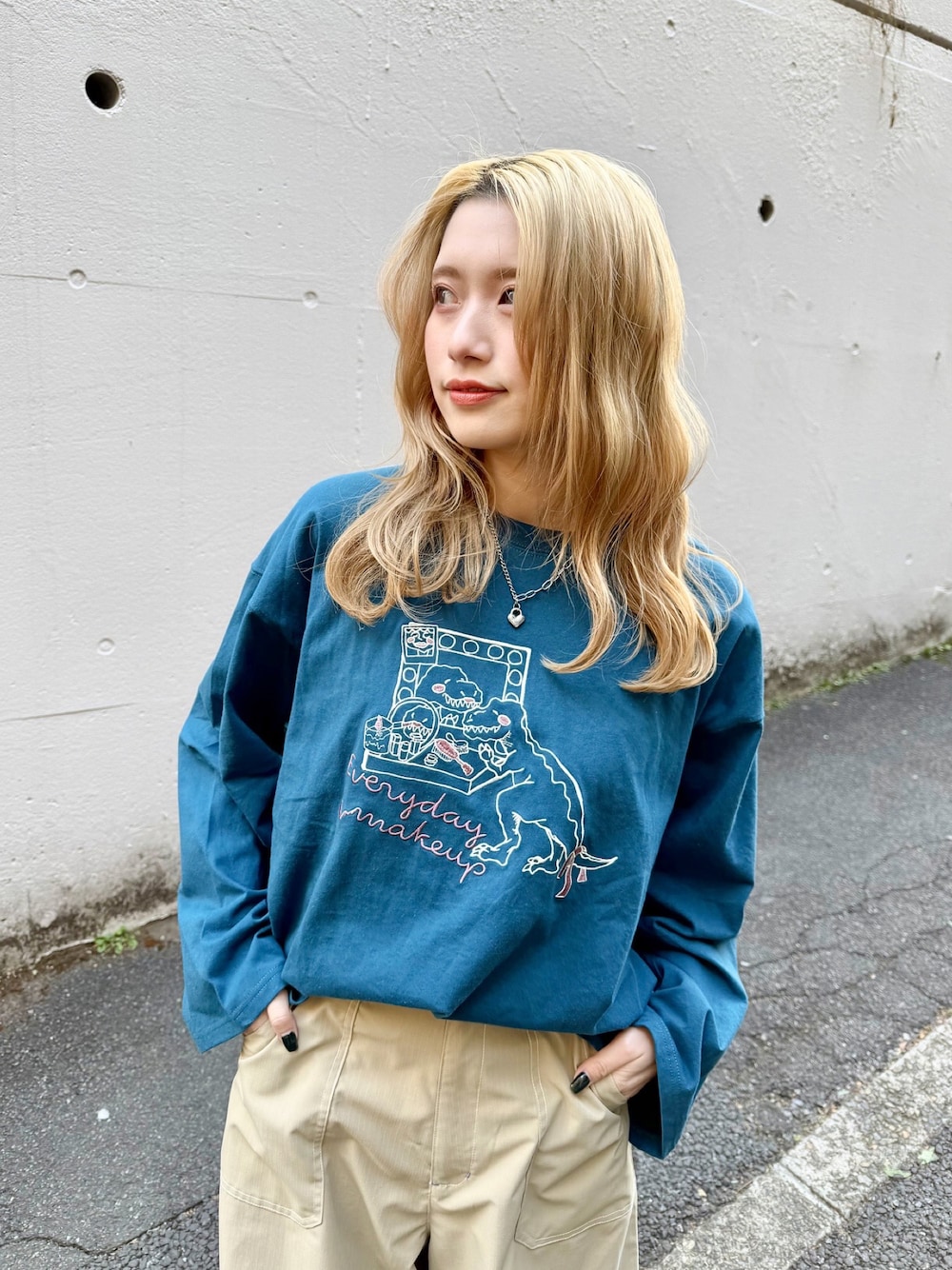 「DOUBLE NAMEのMAKE UP恐竜刺しゅうロンTEE（Tシャツ/カットソー、ブルー系）」を使った、Tamaさん（骨格ストレート・レディース・156cm）の春コーディネートの1枚目の写真