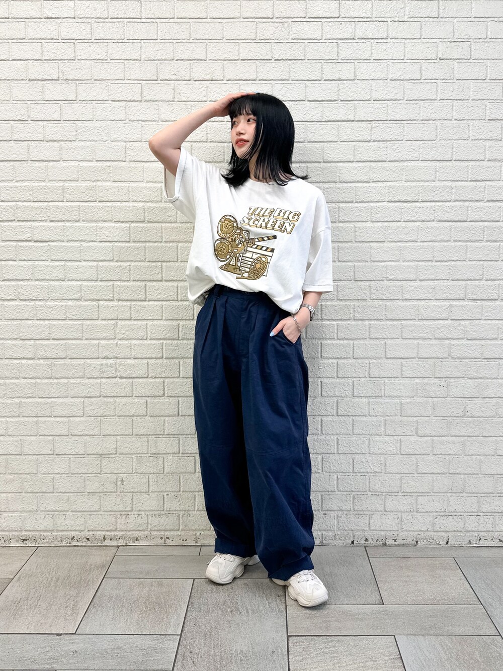 「ダブルネーム、DOUBLE NAME、夏コーデ、白Tシャツ、Tシャツコーデ、だぼゆる、だぼゆるコーデ」｜「DOUBLE NAMEのBIG SCREEN刺しゅうTEE（Tシャツ/カットソー、ホワイト系）」を使った、Tamaさん（骨格ストレート・レディース・156cm）の春コーディネートの1枚目の写真