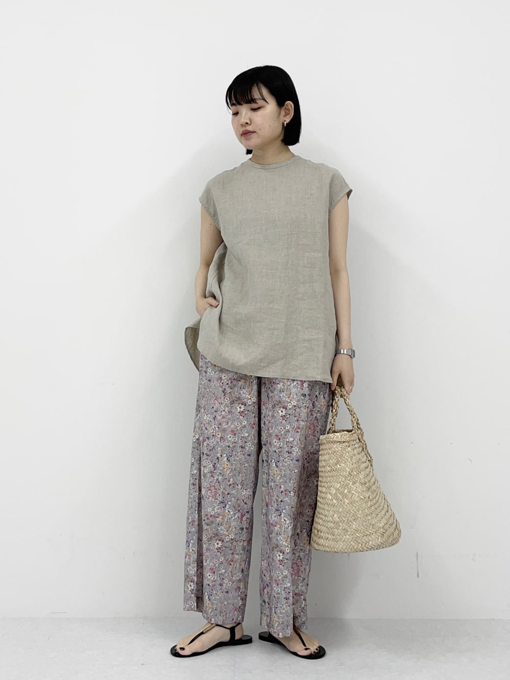 ベージュ系のTシャツ/カットソー、グレー系のその他パンツを着用したレディースの春コーディネートの1枚目の写真