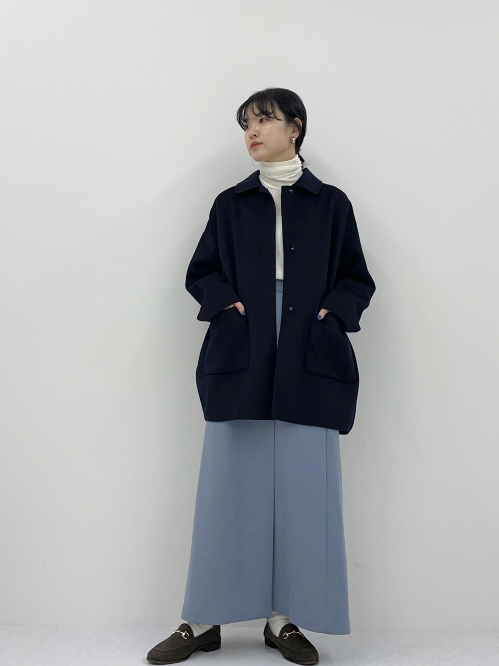 「コート、アウター、巻きスカート、ロングスカート、ショートコート、休日コーデ、大人女子、スカートスタイル、シンプルコーデ、カジュアルコーデ、オトナカジュアル、かぐれ、オトナカワイイ」｜「かぐれのウールショートコート（その他アウター、ブルー系）」を使った、おまつさん（レディース・161cm）の秋コーディネートの1枚目の写真