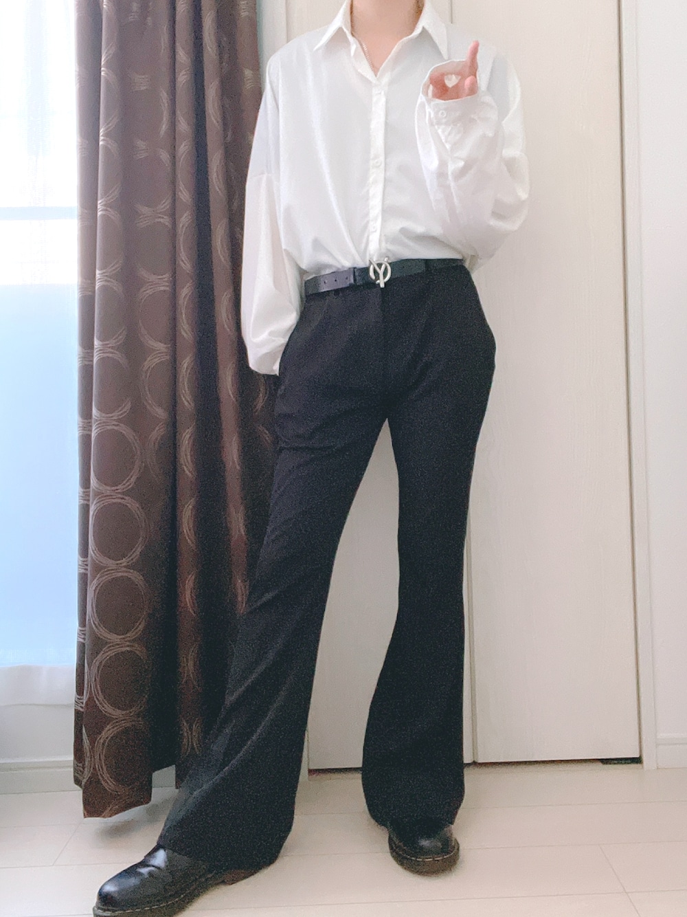 「お洒落さんとつながりたい、キレイめ、フレアパンツ、白シャツ、いいね、save、フォローお願いします🤑、りむコーデ、kutir、革靴、冬コーデ、OY」｜「KORのスーパーオーバーサイズ　長袖シャツ（シャツ/ブラウス、ホワイト系）」を使った、Rimuさん（メンズ・173cm）の冬コーディネートの1枚目の写真