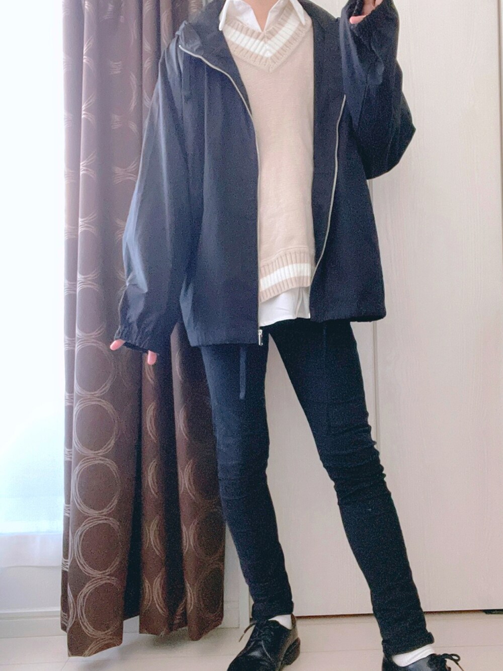 「ニットベスト、シンプルコーデ、チルデンニット、黒スキニー、ゆるコーデ、秋コーデ、おしゃれさんと繋がりたい、いいね、save、フォローお願いします🤑、りむコーデ、だから秋服が好き」｜「WEGOのWEGO/ラインチルデンベスト（ベスト、ベージュ系）」を使った、Rimuさん（メンズ・173cm）の秋コーディネートの1枚目の写真