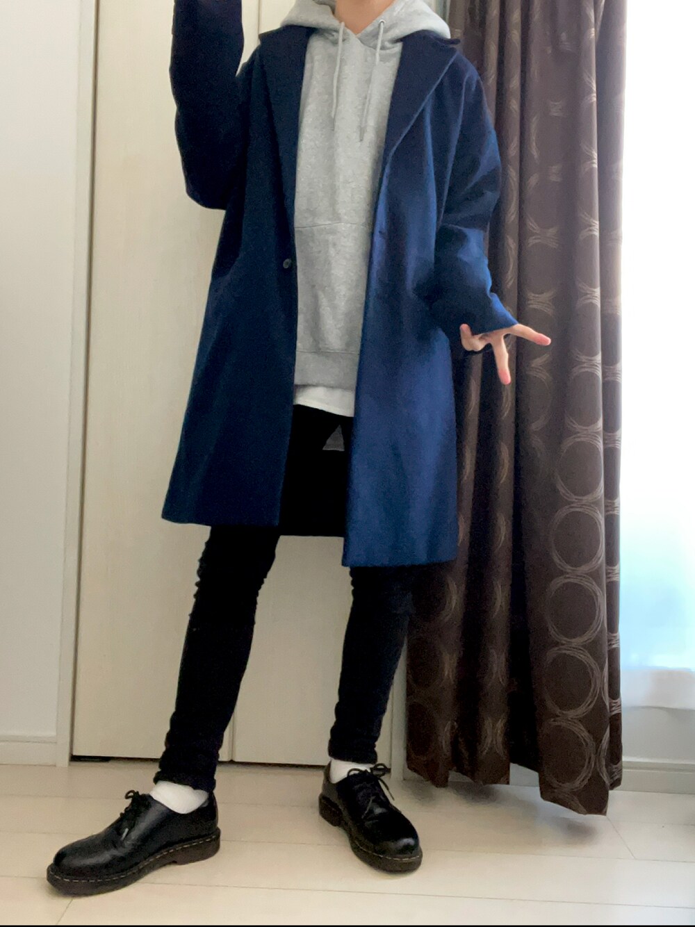 「オーバーサイズ、おしゃれさんと繋がりたい、今日のコーデ、チェスターコート、ドクターマーチン、タンクトップ、いいね、save、フォローお願いします🤑、冬コーデ、黒スキニー、りむコーデ」｜「MONO-MARTのシャギーメルトンT/R ビッグシルエットチェスターコート(MONO-MART)（チェスターコート、ブルー系）」を使った、Rimuさん（メンズ・173cm）の秋コーディネートの1枚目の写真