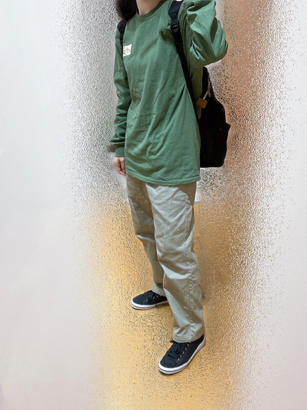 「ゆるコーデ、メンズライク、グリーン、ロングTシャツ、ビッグシルエット、シンプル、カジュアル、プチプラ、オーバーサイズ」｜「Samansa Mos2 blueのドット刺繍パンツ（その他パンツ、グリーン系）」を使った、すだちさん（レディース・157cm）の秋コーディネートの1枚目の写真