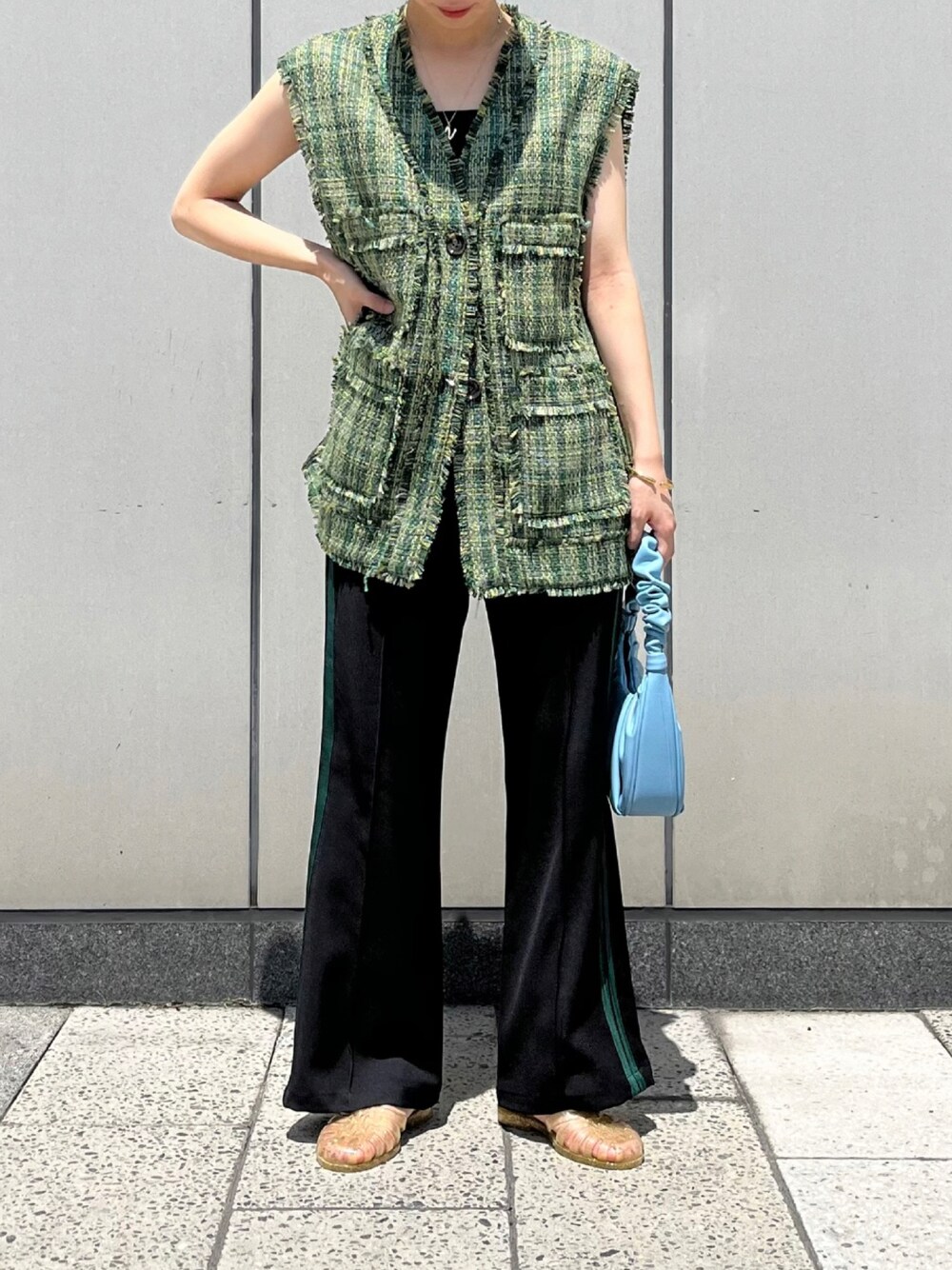 「カジュアルコーデ、オトナ女子、秋先取りコーデ、きれいめカジュアル、ジェリーサンダル、グリーン、ベスト、ノースリーブ、Ray BEAMS、BEAMS、サンダル、ハンドバッグ、オトナカジュアル、モード、ラインパンツ」｜「Ray BEAMSのRay BEAMS / ツイード 4ポケット ベスト（ベスト、グリーン系）」を使った、サボテンさん（レディース・156cm）の夏コーディネートの1枚目の写真