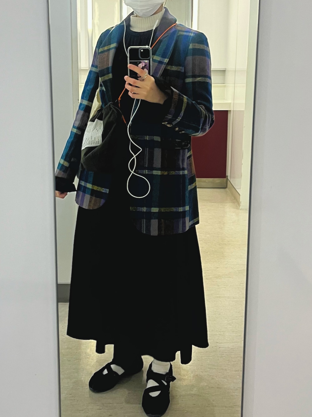 「冬コーデ、黒ワンピース、ワンヒース、ジャケット、チェックジャケット、チェック、靴下、大学生コーデ、巾着バッグ」｜「Ray BEAMSのRay BEAMS / アシメ シャーリング ワンピース（ワンピース、ブラック系）」を使った、サボテンさん（レディース・156cm）の冬コーディネートの1枚目の写真