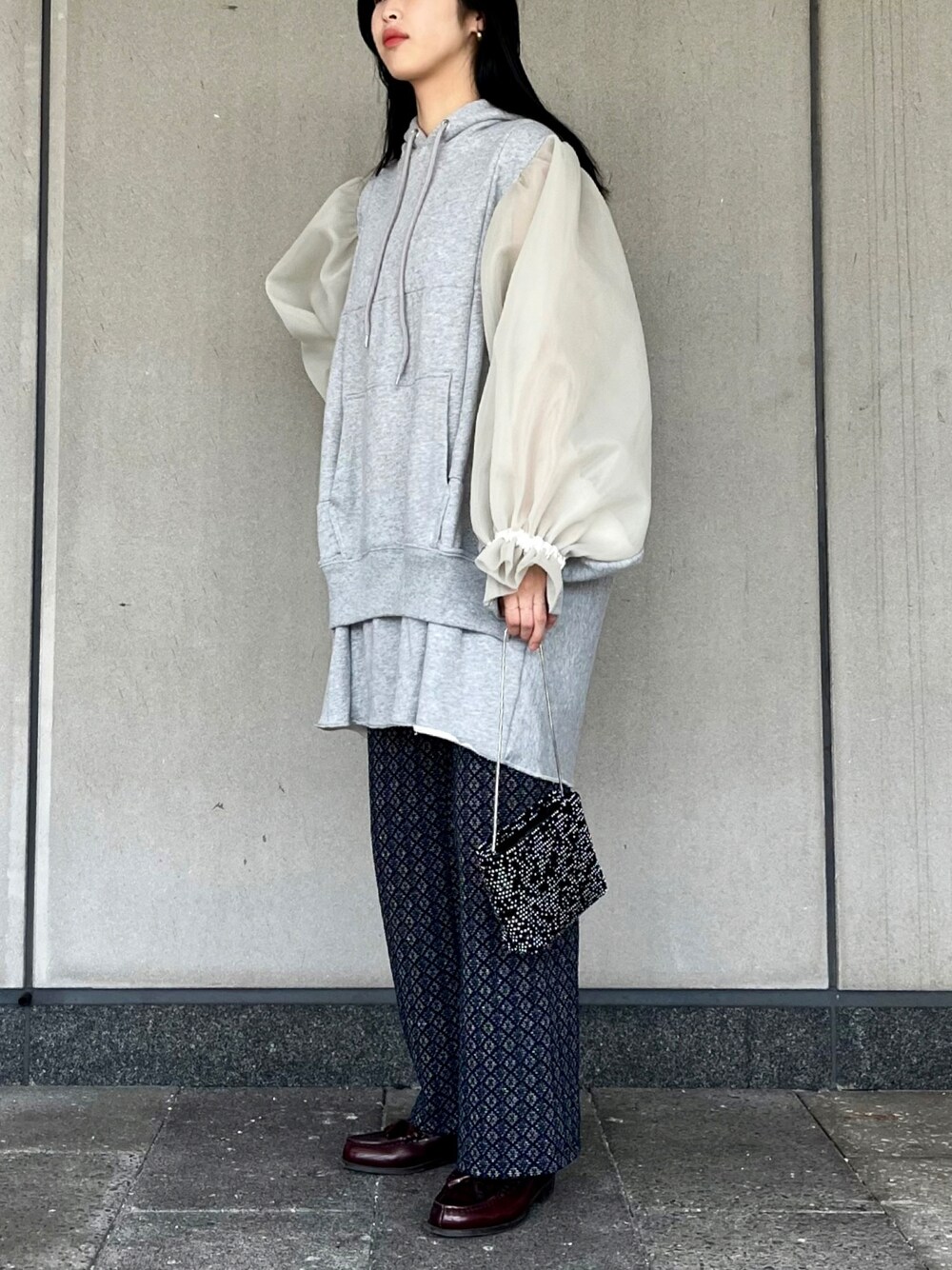 「秋服準備はじめました、秋のコーデ、秋服コーデ、きれいめカジュアル、秋冬コーデ、スウェット、YuumiARIA、ハンドバッグ、シアー、パンツスタイル、ローファー、トレーナー、オトナカワイイ、古着、古着MIX」｜「yuumi ARIAのアイテム（スウェット、グレー系）」を使った、サボテンさん（レディース・156cm）の秋コーディネートの1枚目の写真