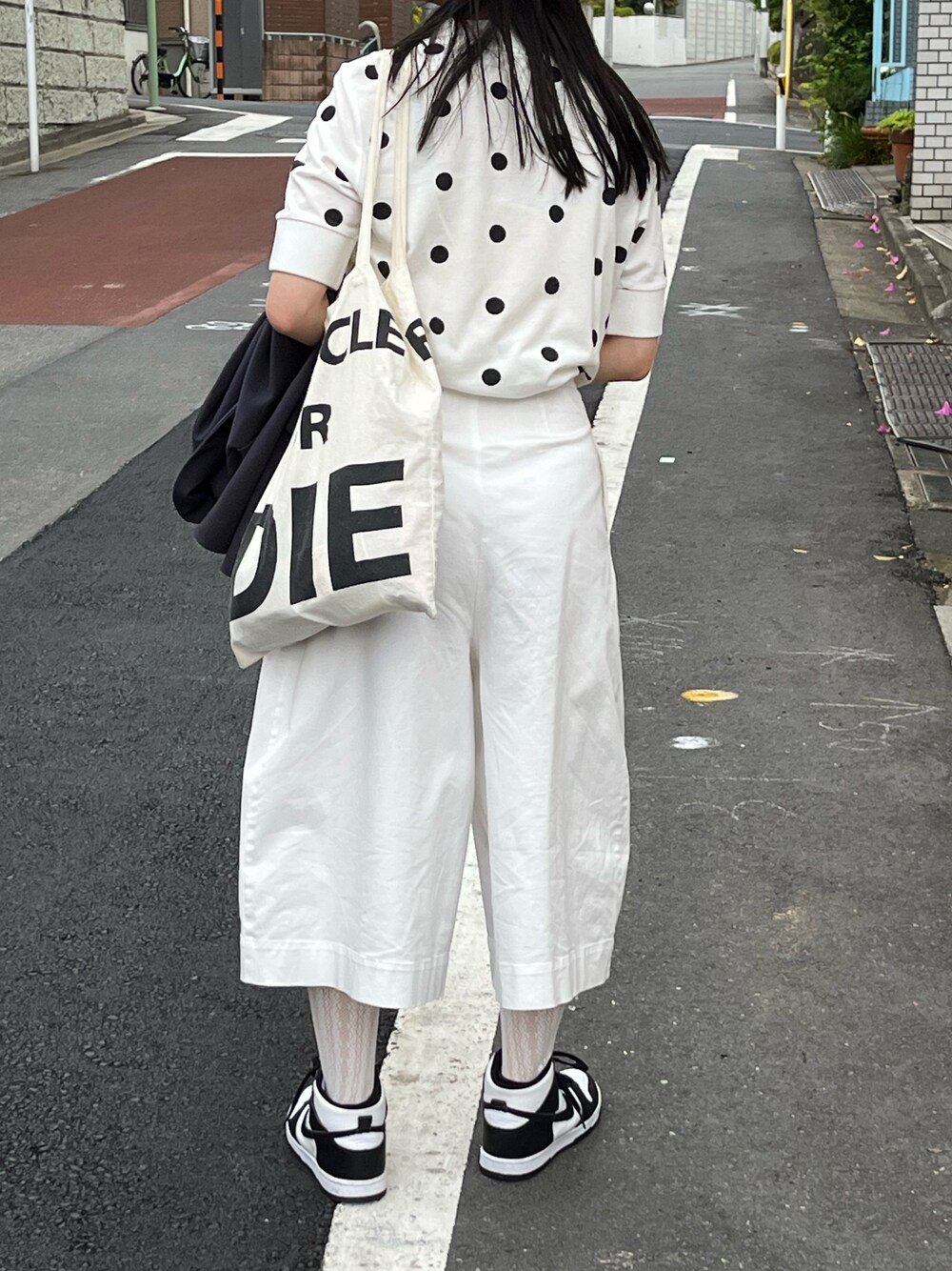 「休日コーデ、シンプルコーデ、初夏コーデ、大人カジュアル、春コーデ、スニーカー、ダンク、NIKI、FRED PERRY、ホワイトコーデ、ホワイト、ホワイトパンツ、ドット、シンプル、スニーカーコーデ」｜「FRED PERRYのSpot Print Pique T-Shirt（Tシャツ/カットソー、ホワイト系）」を使った、サボテンさん（レディース・156cm）の春コーディネートの1枚目の写真