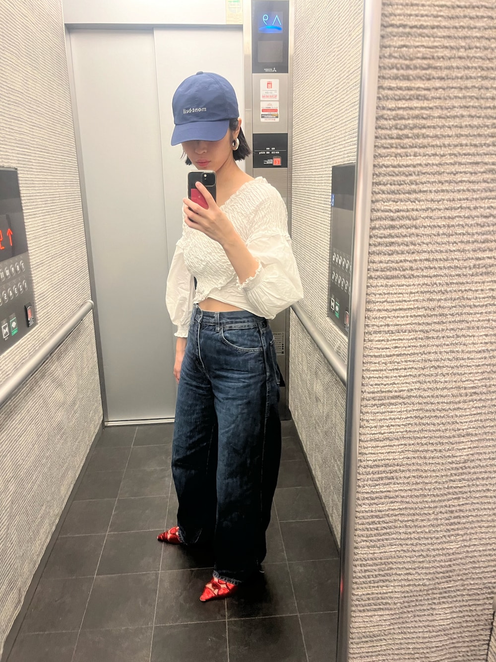 「ゆるコーデ、カジュアルコーデ、ラフコーデ、パンツスタイル、ZARA、デニム、デニムパンツ、ブラウス、白、パンプス、キャップ、カジュアルガーリー」｜「YONのアイテム（シューズ、レッド系）」を使った、サボテンさん（レディース・156cm）の秋コーディネートの1枚目の写真