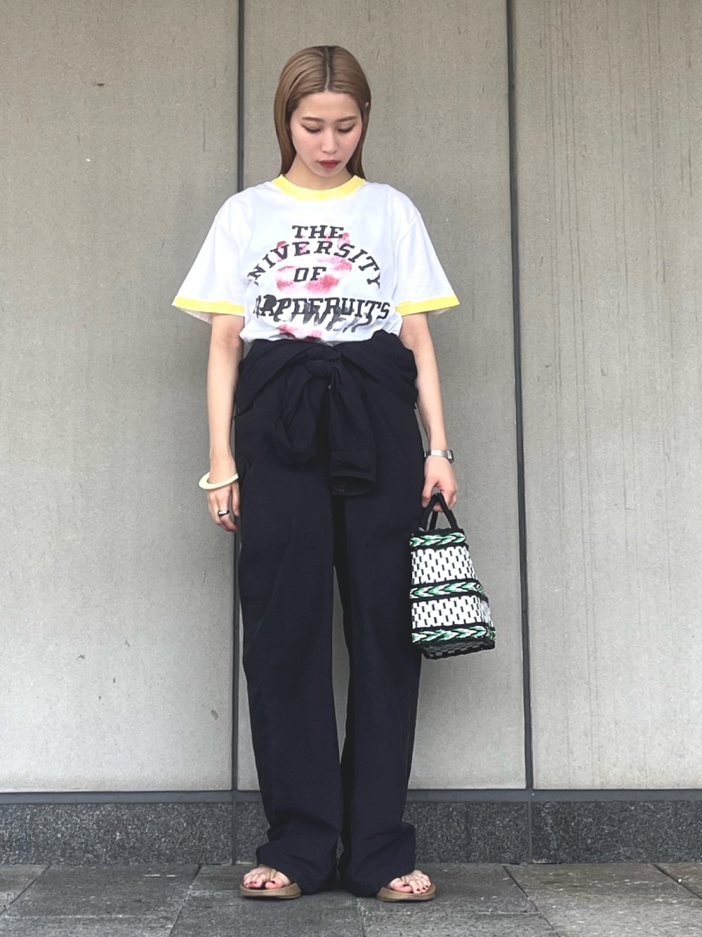 「夏コーデ、お出かけコーデ、今日のコーデ、ootd、ティーシャツ、サンダル、こしまきスタイル、ピクニック、デイリーカジュアル、カジュアル、カジュアルコーデ、夏服、ブレスレット、oofos、スカートコーデ」｜「TODAYFULのTODAYFUL(トゥデイフル) "Typewriter Shirts Combinaison"タイプライターシャツコンビネゾン/12120304（つなぎ/オールインワン、ブラック系）」を使った、サボテンさん（レディース・156cm）の夏コーディネートの1枚目の写真