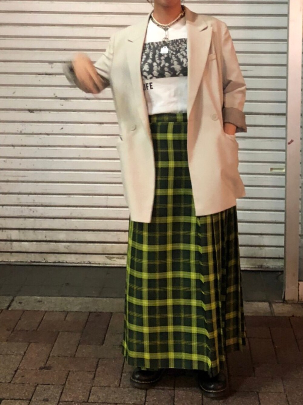 「秋冬コーデ、カジュアルコーデ、チェックスカート、テーラードジャケット、ootd、大人ガーリー、BEAMS、BEAMS BOY、BEAMS LIGHTS、ブーツ、秋のコーデ、お出かけコーデ、Dr.Martens」｜「Ray BEAMSのGOOD ROCK SPEED / Life Photo ミニ Tシャツ（Tシャツ/カットソー、ホワイト系）」を使った、サボテンさん（レディース・156cm）の秋コーディネートの1枚目の写真
