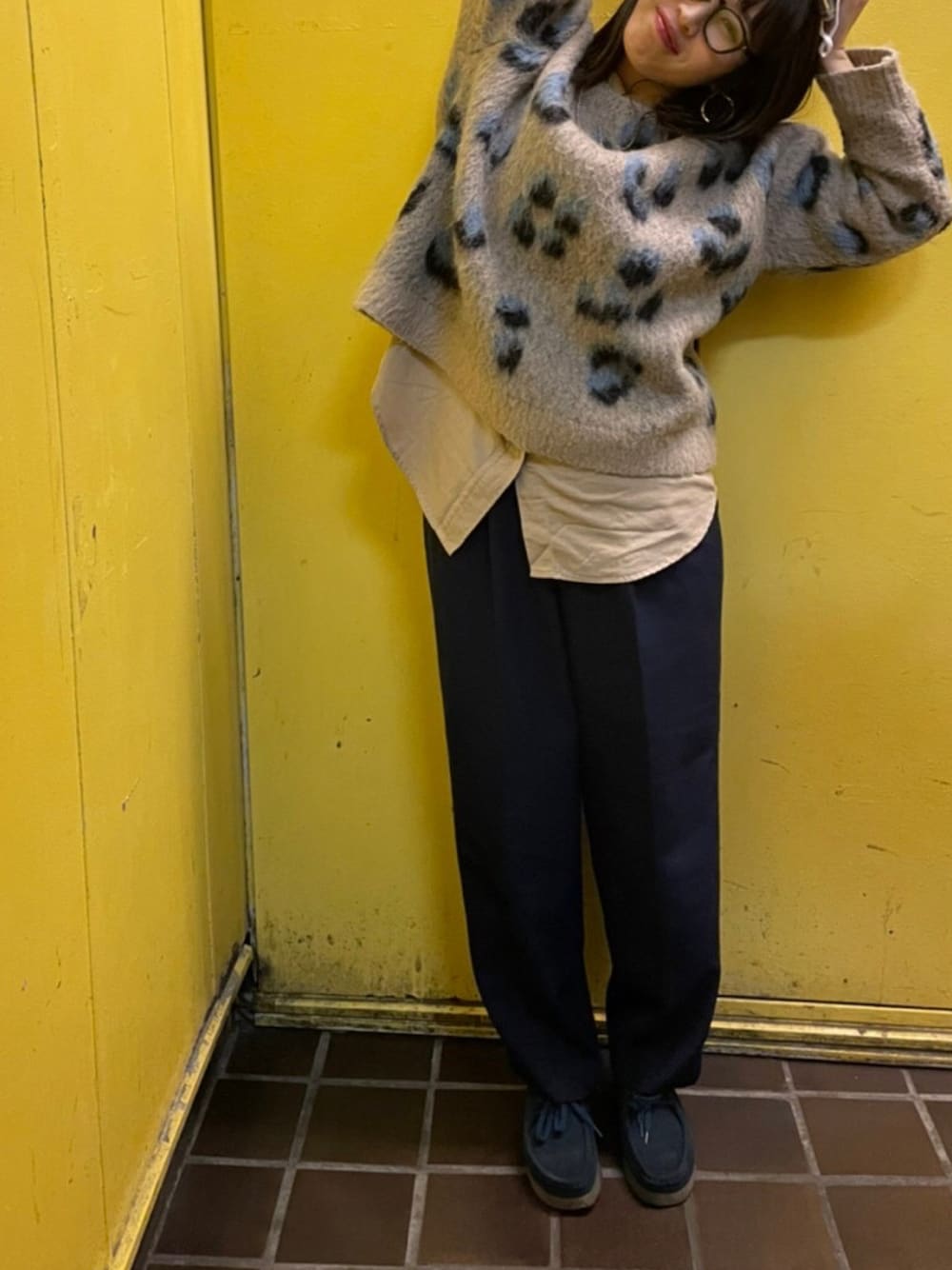 「休日スタイル、ootd、クラークス ワラビー、クラークス、ワラビー、clarks、ネイビー、ニット、ひょう柄、スラックス、シャツコーデ、シャツスタイル、シャツ、今日のコーデ、パンツスタイル」｜「Clarksのアイテム（シューズ、ブルー系）」を使った、サボテンさん（レディース・156cm）の冬コーディネートの1枚目の写真
