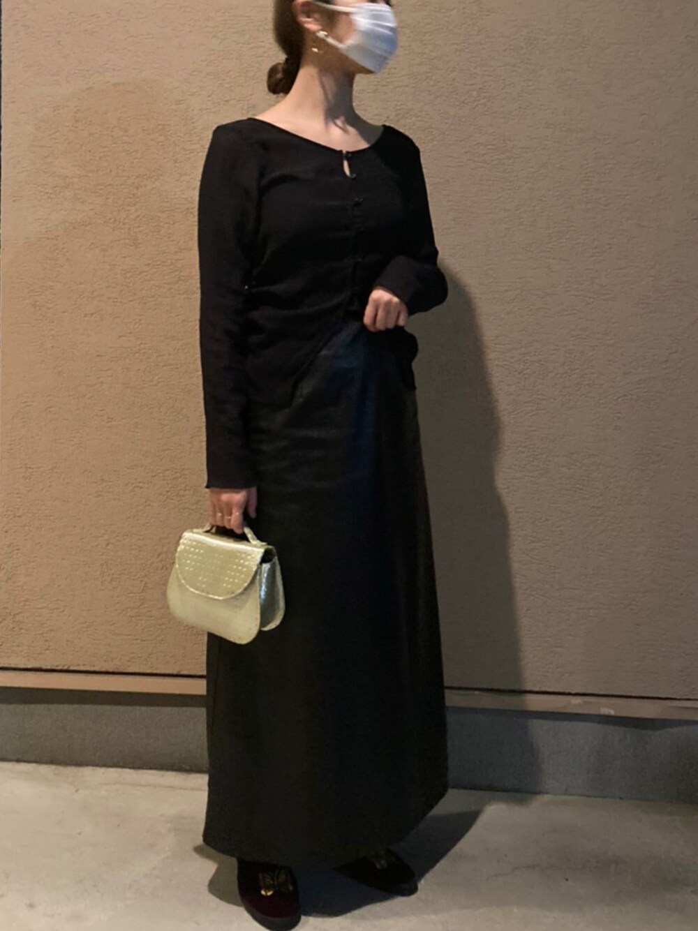 「秋のコーデ、秋物準備はじめました、休日スタイル、お出かけコーデ、低身長、大人カジュアル、シンプルスタイル、オールブラック、今日のコーデ、モード、モノトーン、ブラックコーデ、ロングスカート、Needls、シンプルコーデ」｜「UNITED ARROWSのUWFM フェイクレザー スカート†◆（スカート、ブラック系）」を使った、サボテンさん（レディース・156cm）の秋コーディネートの1枚目の写真