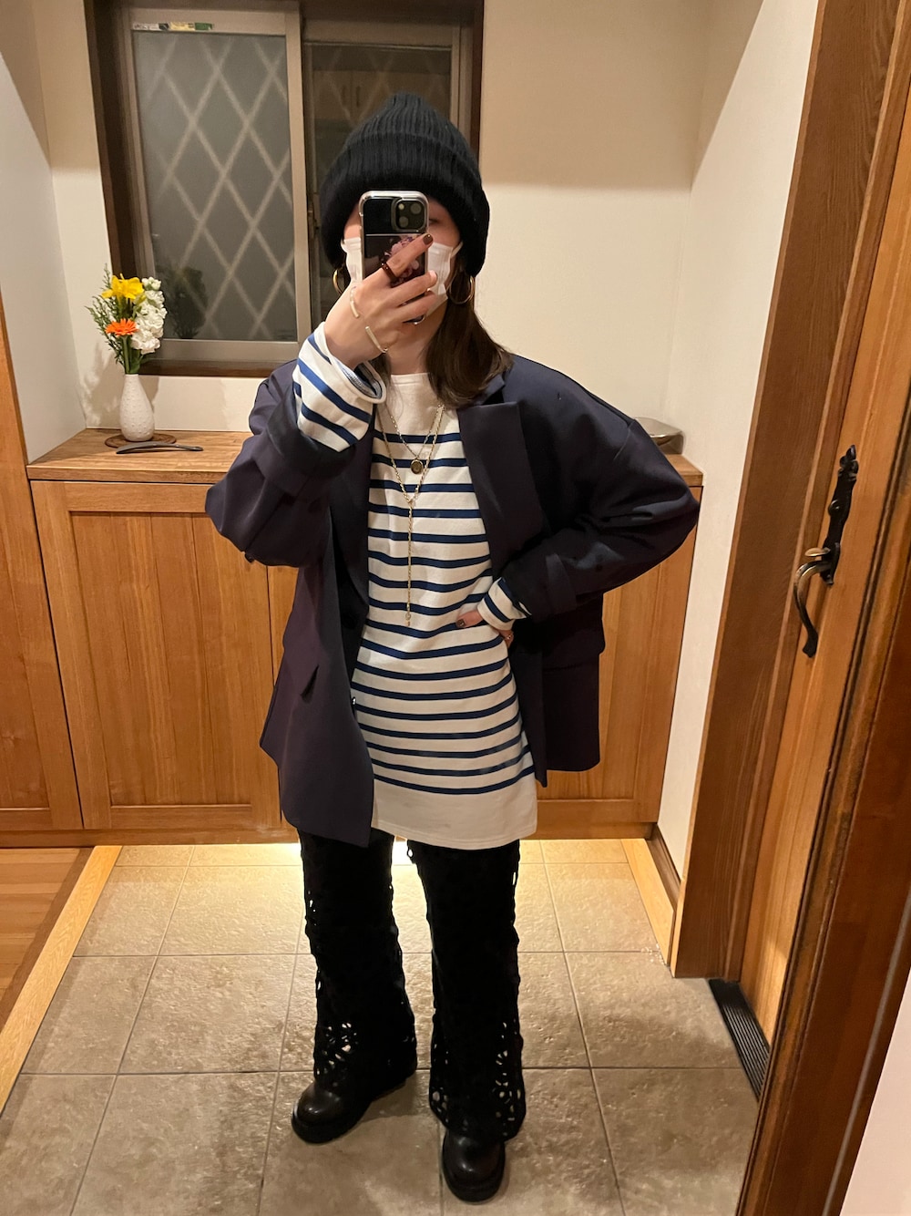 「カジュアルコーデ、BEAMS、Ray BEAMS、ROKU、テーラードジャケット、ジャケット、ブラックコーデ、ニット帽、黒ニット帽、黒ジャケット、ボーダートップス、ボーダー、ブーツ、ブーツスタイル、今日のコーデ」｜「6の＜6(ROKU)＞RASCHEL BORDER LONG SLEEVE PULLOVER/カットソー（Tシャツ/カットソー、ホワイト系）」を使った、サボテンさん（レディース・156cm）の冬コーディネートの1枚目の写真