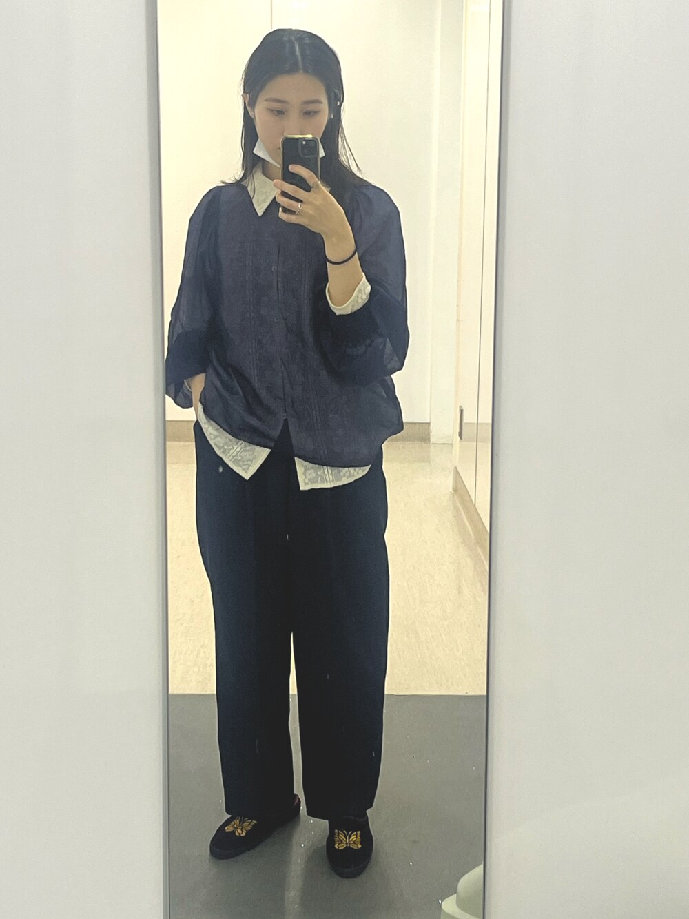 「休日コーデ、春コーデ、カジュアル、ブラウス、シアーシャツ、ニードルス、NEEDLES、Needls、スラックス、モノトーン」｜「Ray BEAMSのRay BEAMS / レース シャツ（シャツ/ブラウス、ベージュ系）」を使った、サボテンさん（レディース・156cm）の春コーディネートの1枚目の写真