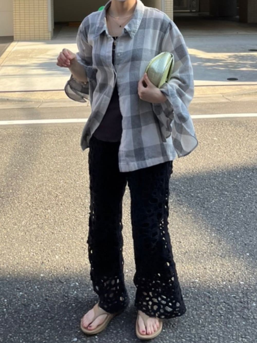 「休日コーデ、初夏コーデ、シンプルコーデ、カジュアル、リラックススタイル、ootd、オトナ女子、ワントーンコーデ、シャツスタイル、シャツ、サンダル、大学生、春夏コーデ、ミニバッグ、古着」｜「EDITFORLULUのアイテム（バッグ、グリーン系）」を使った、サボテンさん（レディース・156cm）の春コーディネートの1枚目の写真