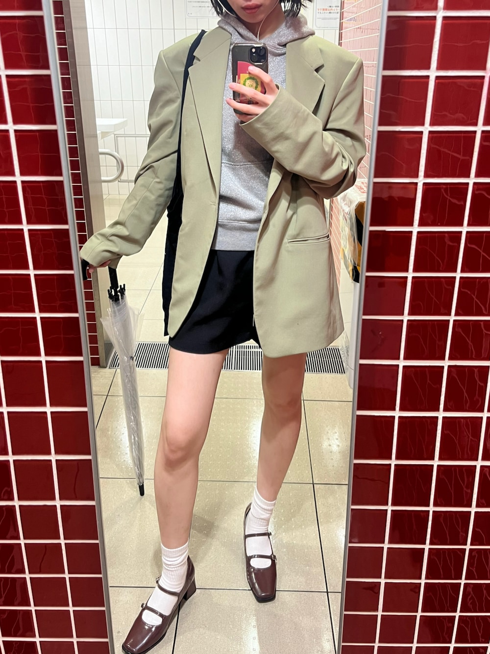 「テイラードジャケット、ショートパンツ、パンプス、パーカー、スウェット、今日のコーデ、今日の服、テーラードジャケット、ビッグシルエット」｜「usedのアイテム（パーカー、シルバー系）」を使った、サボテンさん（レディース・156cm）の冬コーディネートの1枚目の写真