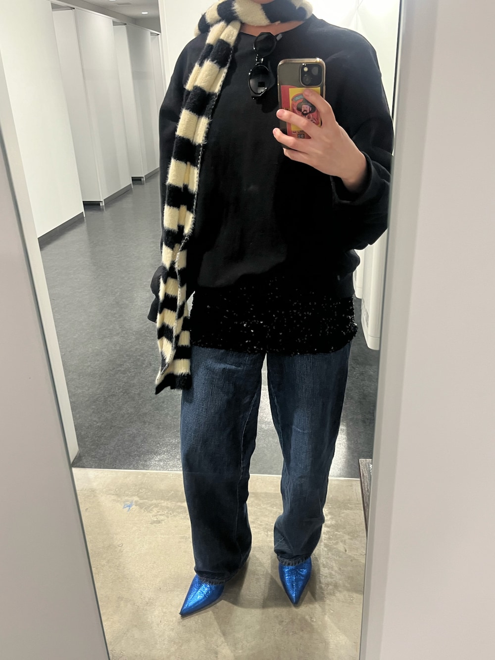 「デニムパンツ、スパンコール、ブーツ、シンプルスタイル、リラックススタイル、大人ファッション、パンツコーデ、黒、スウェット、マフラー、お出かけスタイル」｜「UNIQLOのアイテム（デニムパンツ、ブルー系）」を使った、サボテンさん（レディース・156cm）の冬コーディネートの1枚目の写真