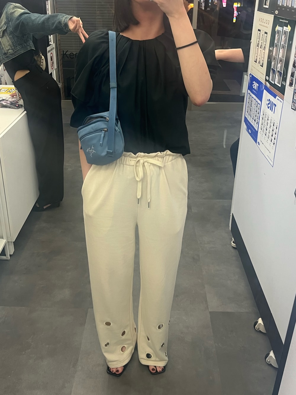 「パンツスタイル、スウェットパンツ、ヒール、黒、黒トップス、ARC'TERYX、お出かけコーデ、ボリュームスリーブ、リラックススタイル」｜「ARC'TERYXのアイテム（ボディバッグ/ウエストポーチ、ブルー系）」を使った、サボテンさん（レディース・156cm）の秋コーディネートの1枚目の写真