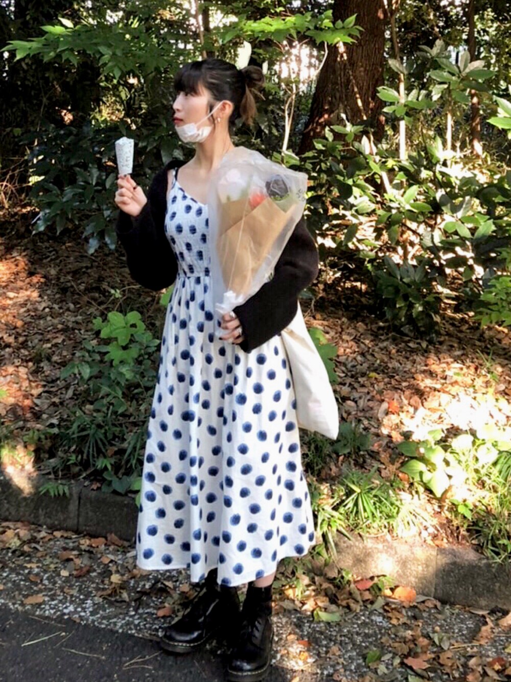「休日コーデ、お洒落さんとつながりたい、お散歩コーデ、ootd、ドクターマーチン、ワンピース、ワンピーススタイル、ラブアンドピース2021、カーディガン、ボレロ、ボレロカーディガン、ブーツ、カジュアルコーデ、シンプルコーデ、ラフ」｜「Mila Owenのニットボレロ（カーディガン/ボレロ、ブラック系）」を使った、サボテンさん（レディース・156cm）の秋コーディネートの1枚目の写真