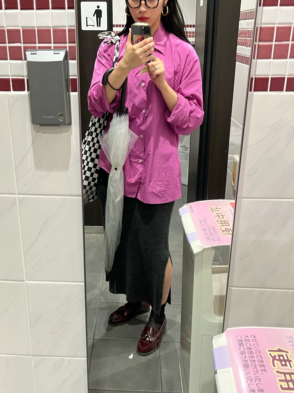 「秋コーデ、カジュアルコーデ、ローファー、シャツスタイル、大人カジュアル、ピンク、初秋コーデ、オーバーサイズ、秋服コーデ、トートバッグ、大人コーデ、ブラウス、タイトスカート、ZARA、A.P.C」｜「A.P.C.のアイテム（シャツ/ブラウス、ピンク系）」を使った、サボテンさん（レディース・156cm）の秋コーディネートの1枚目の写真