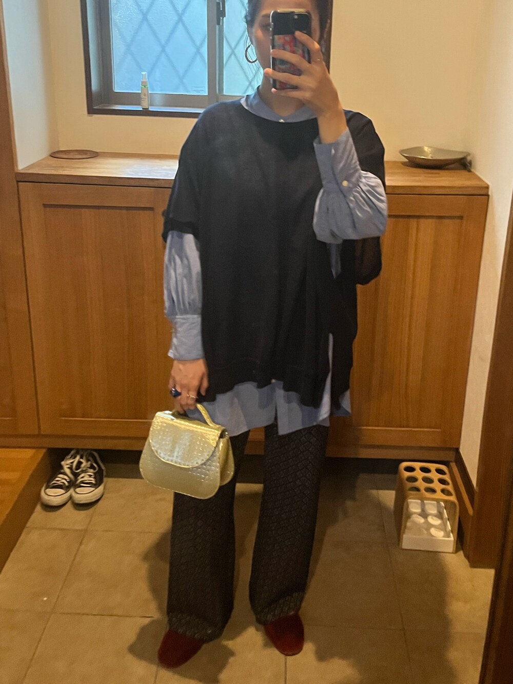 「大人カジュアル、初秋コーデ、休日コーデ、今日のコーデ、重ね着、フレアパンツ、ブラウス、IENA、レイヤードスタイル、赤パンプス、秋コーデ、relume、カラーパンプス、秋、重ね着コーデ」｜「JOURNAL STANDARD relumeのウォッシャブルコットンリネンポンチョ◆（ニット/セーター、ブルー系）」を使った、サボテンさん（レディース・156cm）の秋コーディネートの1枚目の写真