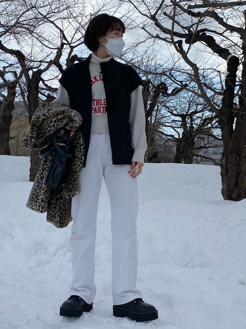 「ootd、used、white、FREAK’Ｓ STORE、ホワイトパンツ、ホワイトデニム、フレアパンツ」｜「Wranglerのアイテム（デニムパンツ、ホワイト系）」を使った、KOTOmiさん（レディース・158cm）の冬コーディネートの1枚目の写真