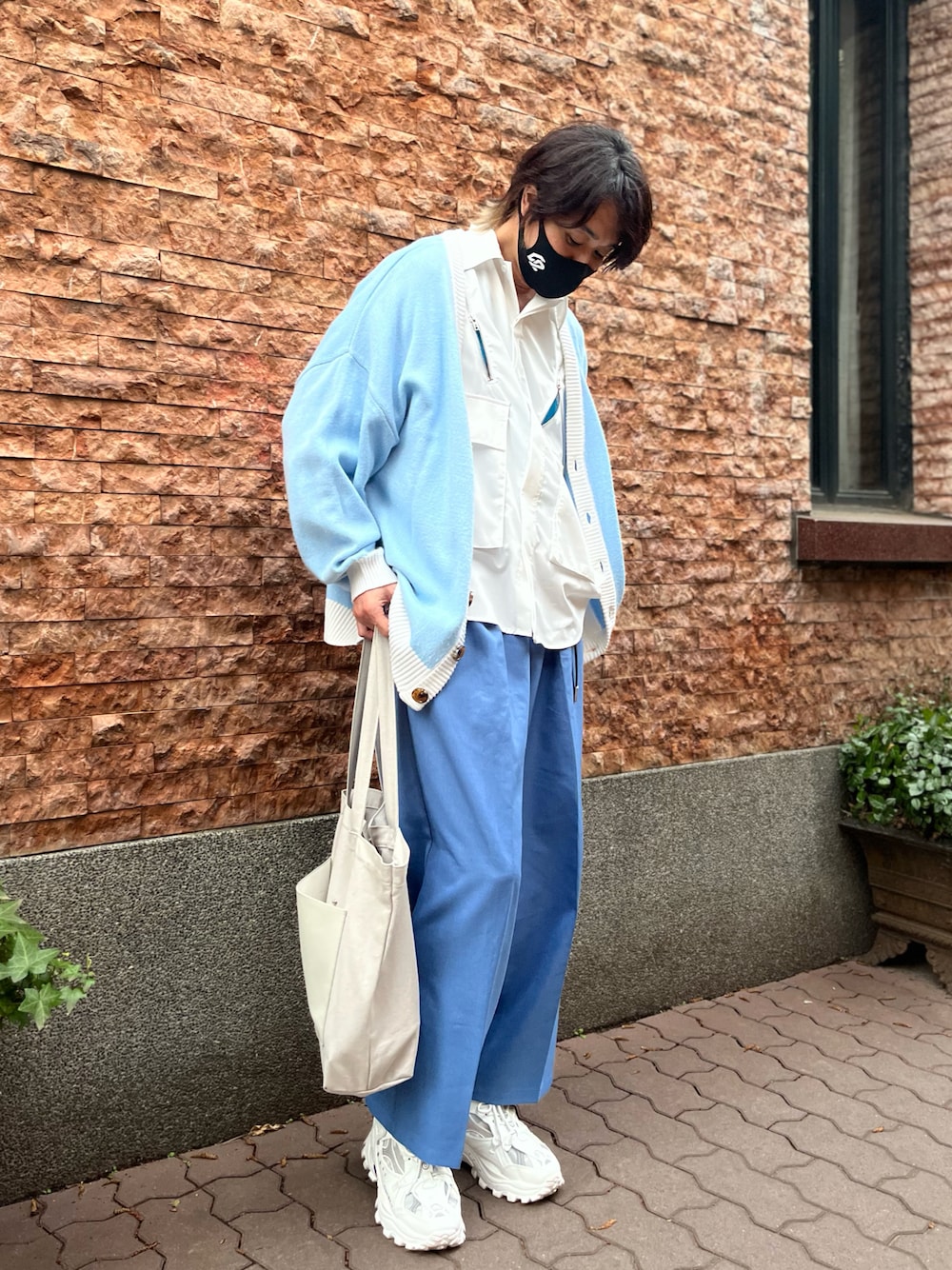 「Mr.creape、adrer、WEGO、CASPER JOHN、KUUUPY、aimoha(aimoha)、cha2、カーディガン、シャツ、ワイドパンツ、トートバッグ、スニーカー、青×白、ブルー x ホワイト、春コーデ」｜「mr. creapeのmr.creape ビッグシルエット配色カーディガン　(ブルー)（カーディガン/ボレロ、ブルー系）」を使った、アムネシアさん（メンズ・176cm）の春コーディネートの1枚目の写真