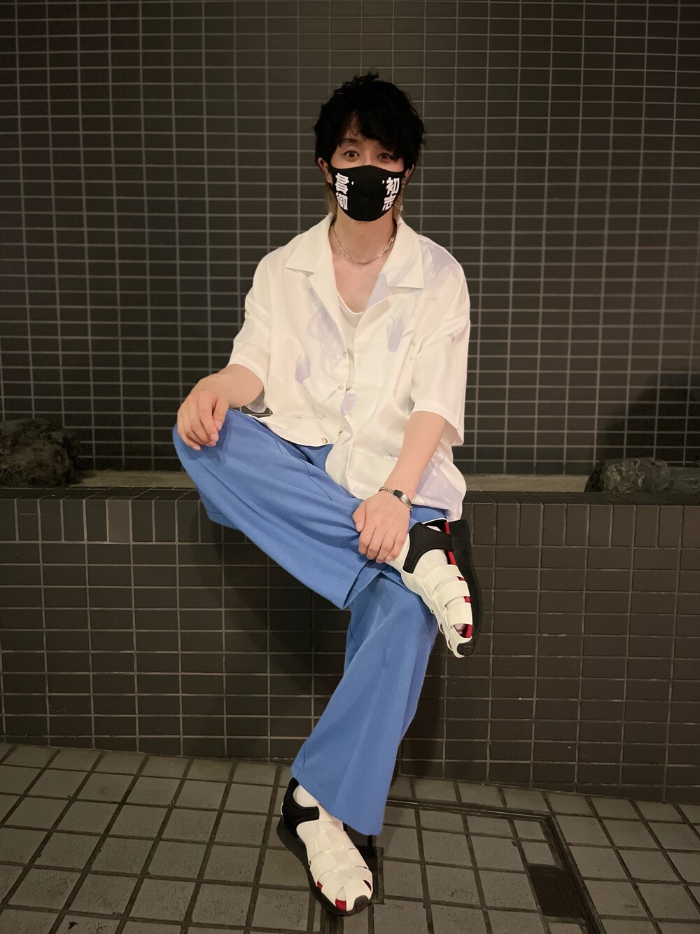 ホワイト系のシャツ/ブラウス、ブルー系のスラックス、ホワイト系のサンダルを着用したメンズの夏コーディネートの1枚目の写真