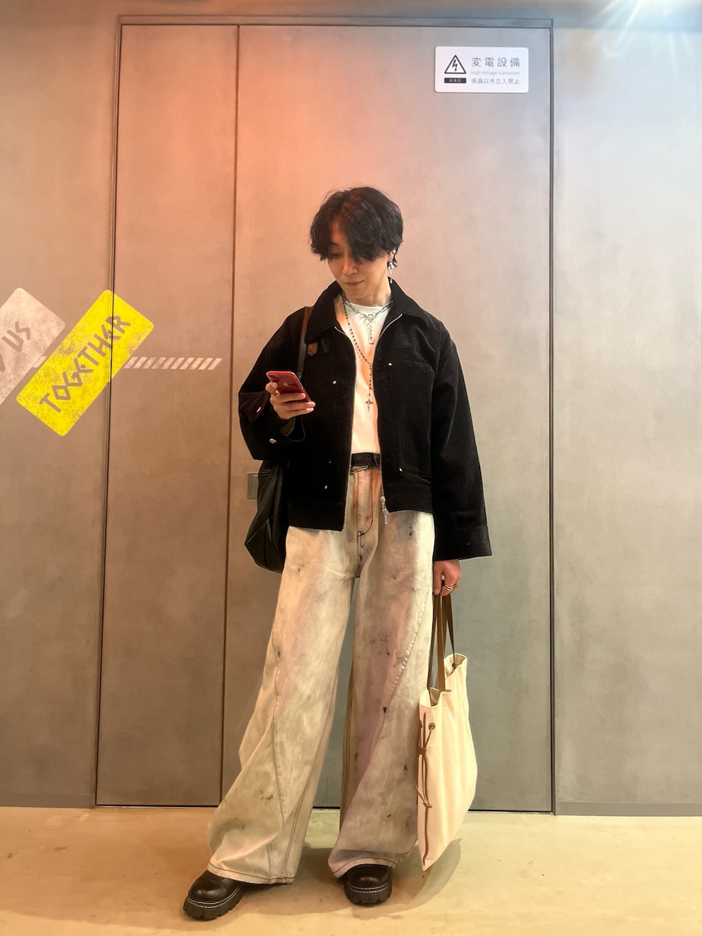 「短丈トップス、最近のいい感じコーデ、冬、Aライン、CASPER JOHN、tk.TAKEO KIKUCHI、LILL、aimoha(aimoha)、Lapis Moon、タックイン、プチプラ、ブーツ、ホワイトデニム、コーデュロイジャケット」｜「CASPER JOHNのCorduroy B-3 gimmick flight blouson/コーデュロイB-3ギミックフライトブルゾン（ブルゾン、ブラック系）」を使った、アムネシアさん（メンズ・176cm）の冬コーディネートの1枚目の写真
