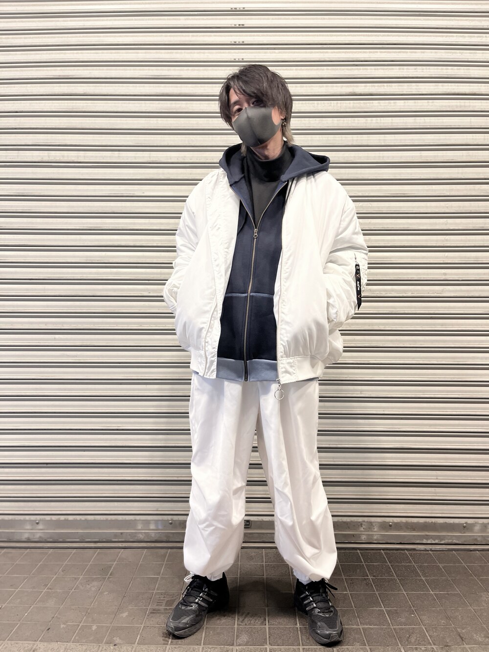ホワイト系のMA-1、ホワイト系のカーゴパンツ、ブラック系のスニーカーを着用したメンズの冬コーディネートの1枚目の写真