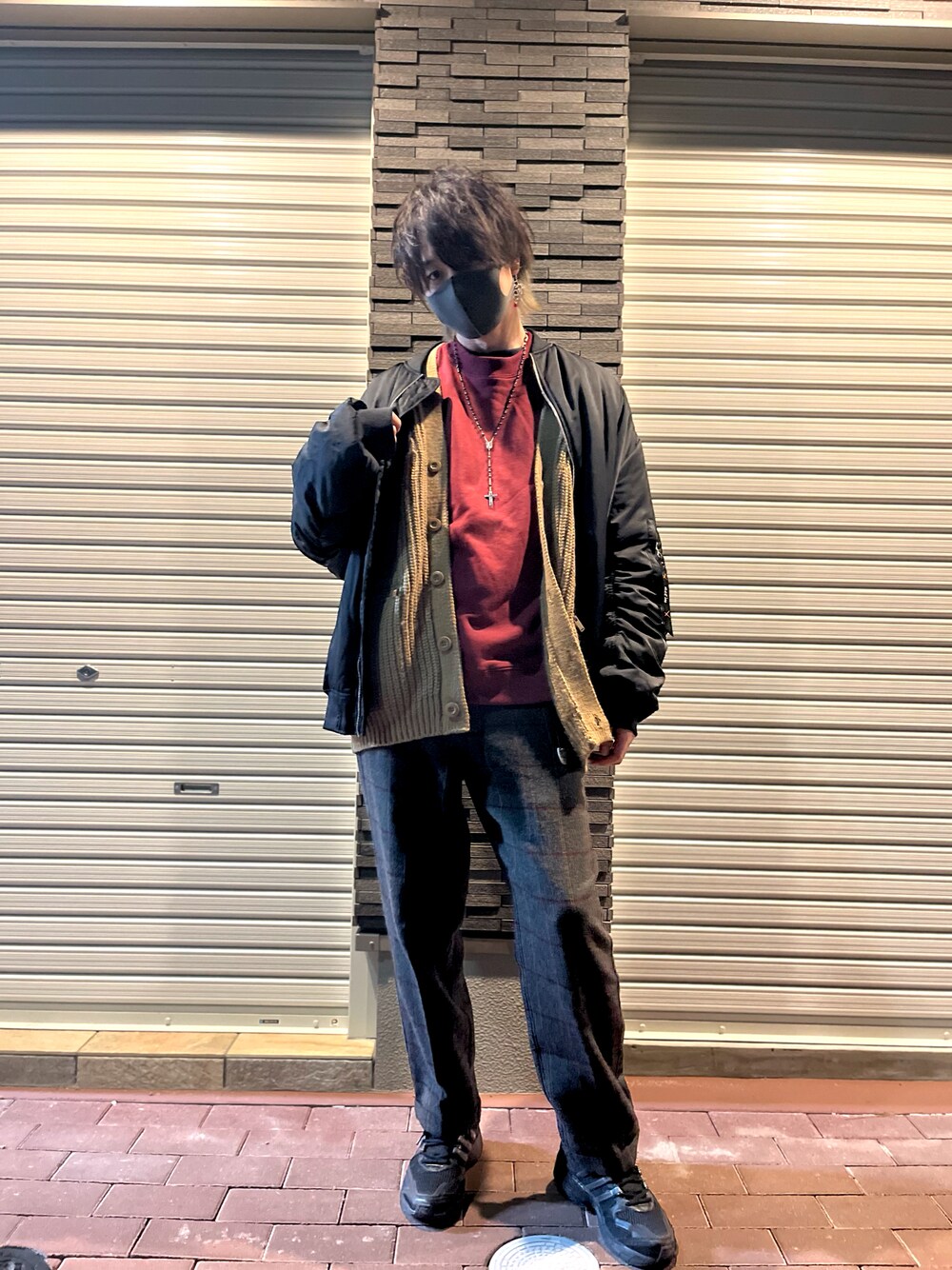 「act'm、GU、UNIQLO、Dickies、Ellno Loset、adidas、燈屋、MA-1、スウェット、カーディガン、スラックス、スニーカー、暖色系、冬コーデ、ピアス」｜「act'mの【act'm】ブランドロゴ刺繍ベーシックオーバーサイズスウェット（スウェット、レッド系）」を使った、アムネシアさん（メンズ・176cm）の冬コーディネートの1枚目の写真