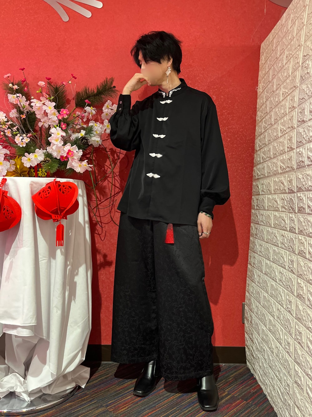 「Ellno Loset、adrer、KUUUPY、チャイナ、中華街、チャイナシャツ、ワイドパンツ、ヒールブーツ」｜「Ellno Losetのチャイナ刺繍ルーズシャツ（シャツ/ブラウス、ブラック系）」を使った、アムネシアさん（メンズ・176cm）の冬コーディネートの1枚目の写真