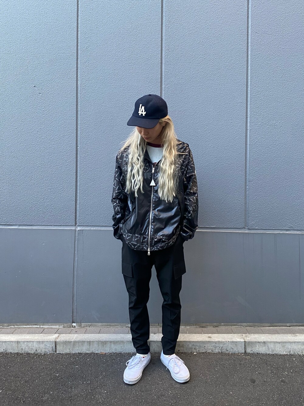 「ストリート、LHP、ストリートMIX、ストリートコーデ、オトナカジュアル、韓国ファッション、お洒落さんとつながりたい、lhpharajuku、いいね、save、フォローお願いします🤑、ファッションの力を信じよう」｜「DANKE SCHONのDankeSchon/ダンケシェーン/撥水ストレッチスキニーカーゴパンツ（カーゴパンツ、ブラック系）」を使った、佐藤友則さん（メンズ・165cm）の冬コーディネートの1枚目の写真