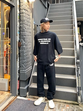 「liberalyouthministryのアイテム（Tシャツ/カットソー、ブラック系）」を使った、佐藤友則さん（メンズ・165cm）の秋コーディネート