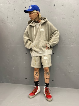 「Palm Angels（パームエンジェルス）のアイテム（パーカー、グレー系）」を使った、佐藤友則さん（メンズ・165cm）の秋コーディネート