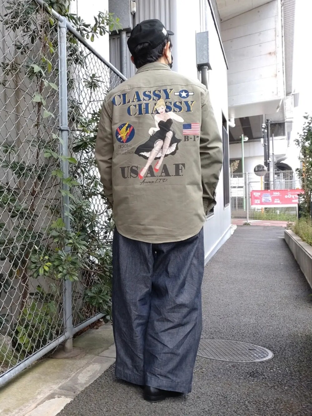 グリーン系のシャツ/ブラウス、ブルー系のデニムパンツ、ブラック系のキャップを着用したメンズの秋コーディネートの1枚目の写真