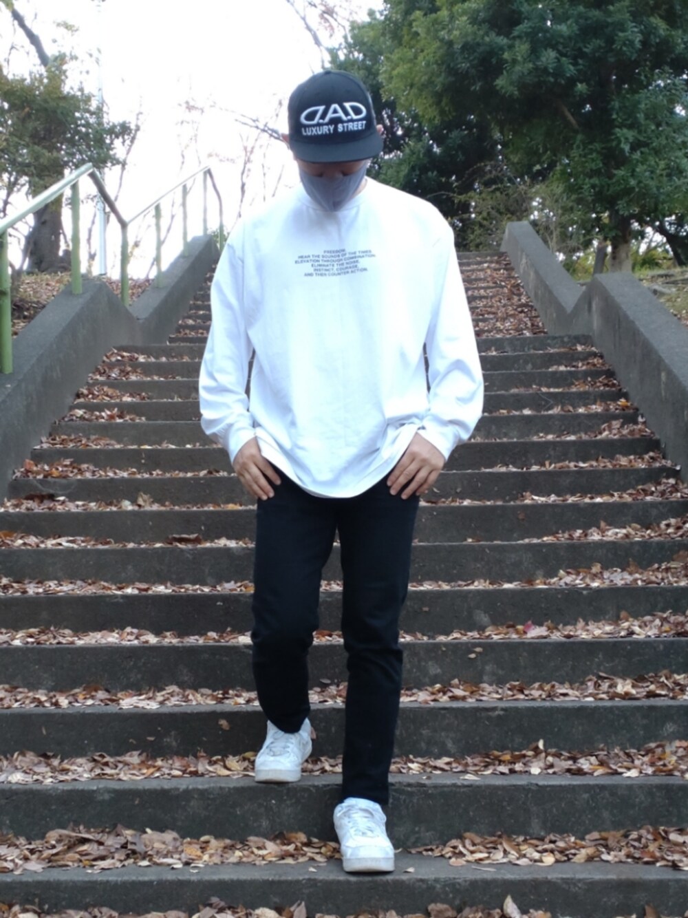 「ユニクロ、UNIQLO、黒スキニー、NIKE、NIKE AIR FORCE、DAD、guundercover、undercover、プチプラ、黒、スニーカー、シンプル、ロンT、シンプルスタイル、ストリート」｜「UNIQLOのアイテム（デニムパンツ、ブラック系）」を使った、bbkbaseさん（メンズ・172cm）の秋コーディネートの1枚目の写真