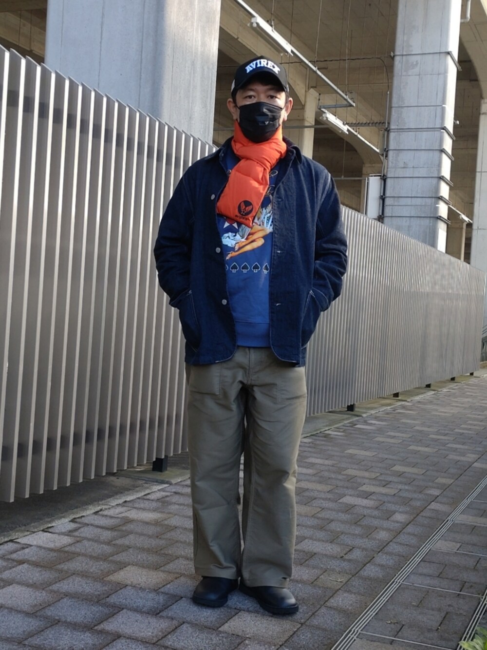 「AVIREX、アビレックス、マフラー、シンサレート、スウエット、トレーナー、秋冬コーデ、Danner、レザーシューズ、キャップ、マフラーコーデ、冬コーデ、ピンナップガール、ユニクロ、UNIQLO」｜「AVIREXの【WEB&DEPOT限定】クルーネック スウェット ビッグ ビューティフル ドール/CREW NECK SWEAT BIG BEAUTIFUL DOLL（スウェット、ブルー系）」を使った、bbkbaseさん（メンズ・172cm）の秋コーディネートの1枚目の写真