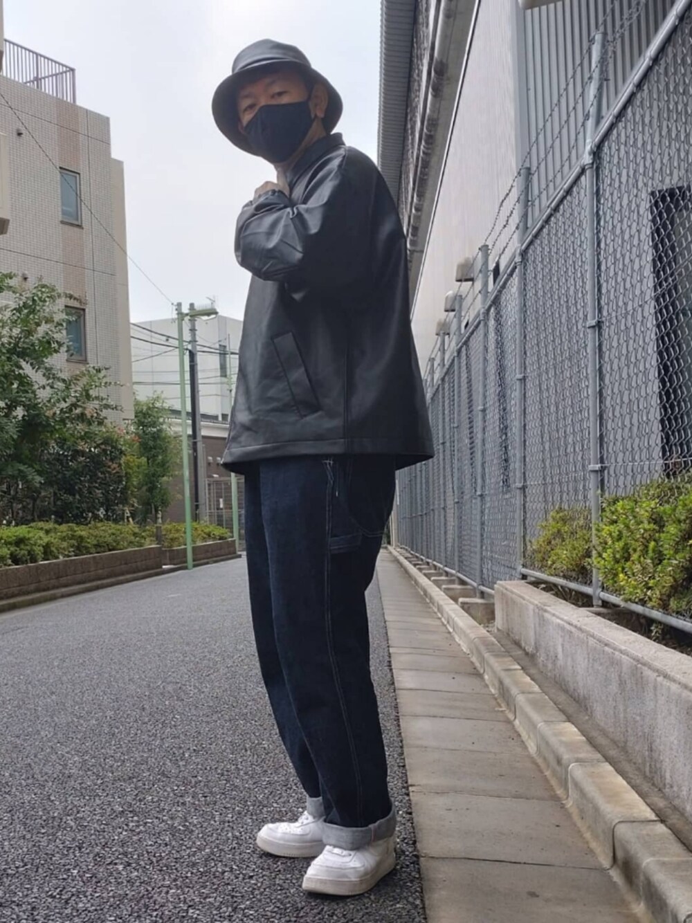 「だから秋服が好き、GU、GUコーデ、ナイキ、NIKE、エアフォースワン、児島ジーンズ、フェイクレザー、フェイクレザーブルゾン、秋のコーデ、黒、オーバーオール、プチプラ、ストリート、秋服」｜「NIKEの【NIKE / ナイキ】 エアフォース1（スニーカー、ホワイト系）」を使った、bbkbaseさん（メンズ・172cm）の秋コーディネートの1枚目の写真
