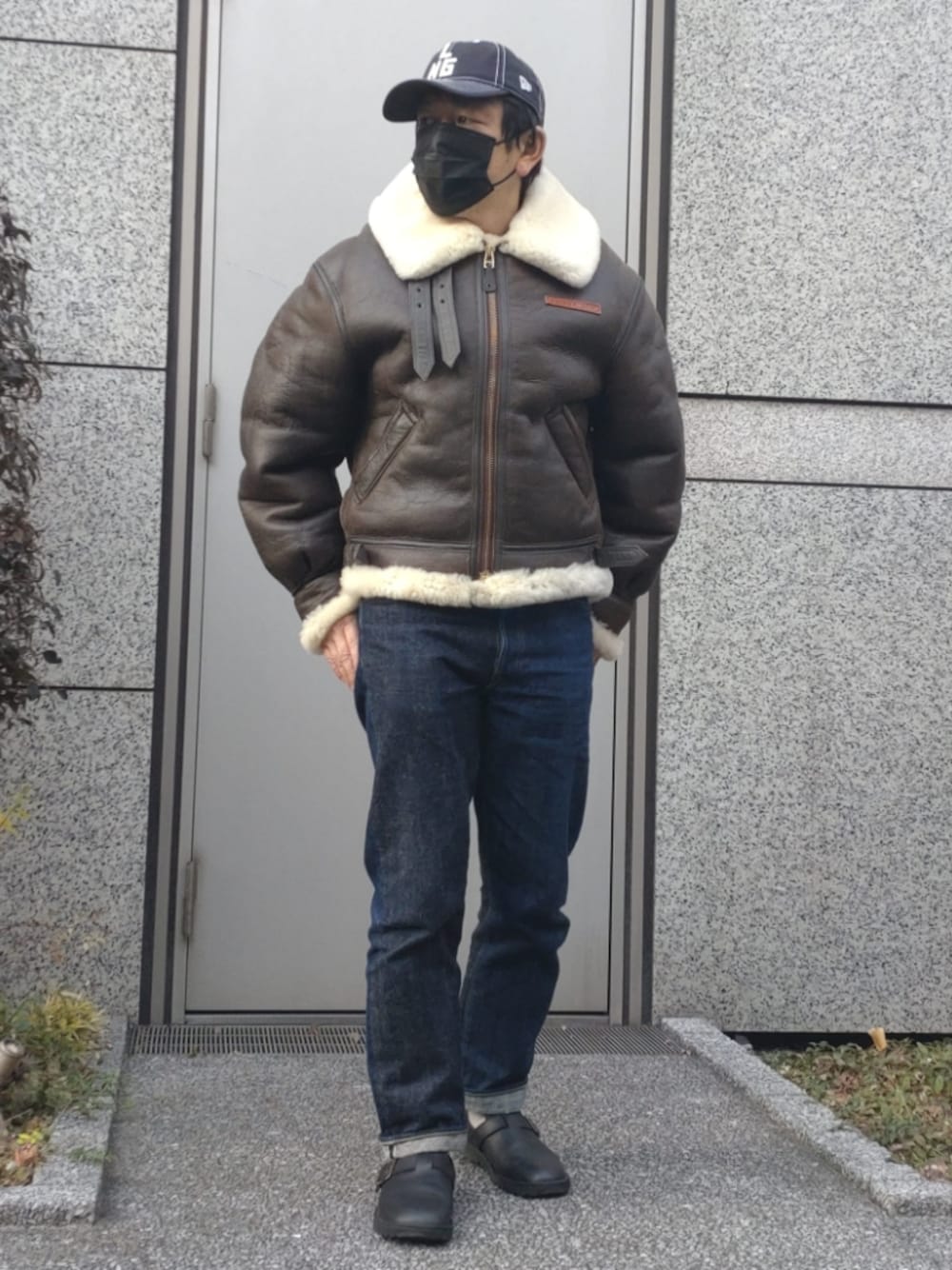 「AVIREX、B3、シュガーケーン、sugarcane、Danner、NEWERA、Lightning、ライトニング、アビレックス、アメカジ、私の推しブランド、お洒落さんとつながりたい、フライトジャケット、冬のコーデ、カジュアルコーデ」｜「AVIREXのB-3 シープスキン/ B-3 SHEEPSKIN/ AVIREX/アヴィレックス（ミリタリージャケット、ブラウン系）」を使った、bbkbaseさん（メンズ・172cm）の冬コーディネートの1枚目の写真